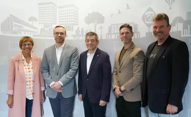 Bürgermeister Werner Arndt (Mitte) begrüßte den neuen Leiter des Amtes für Stadtplanung und integrierte Quartiersentwicklung Jonas Sonntag gemeinsam mit der Technischen Dezernentin Andrea Baudek, Personaldezernent Thomas Richter (2. v. r.) und Personalratsmitglied Jörg Obeling.

© Foto: Stadt Marl / Pressestelle