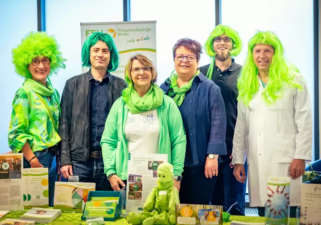 Stephan Fanselow (2. v. l.), Mitglied der Geschäftsleitung der St. Elisabeth Gruppe, Prof. Dr. Clemens Tempfer (r.), Chefarzt der Klinik für Frauenheilkunde und Geburtshilfe des Marien Hospital Herne, Karsten Jung (2. v. r.), Seelsorger der St. Elisabeth Gruppe, sowie Mitglieder der Frauenselbsthilfe Krebs – Gruppe Herne setzten ein grünes Zeichen der Hoffnung.  | Foto: St. Elisabeth Gruppe