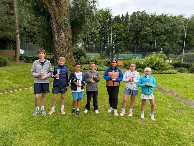 Die Kreis- und Vizekreismeister des Netzballvereins (von links nach rechts): Florian Wolters (Vize U14), Felix Mundt (Vize U12), Felix July (Kreismeister U12), Paul Schoch (Kreismeister U10), Nisa Dogru (Kreismeisterin U12), Lotte Leuschner (Kreismeisterin U10) und Emma Haschke (Vize U10). Es fehlen: Klara von zur Gathen (Kreismeisterin U16), Frida Leuschner (Kreismeisterin U14) und Emma Groß (Vize U14).
 | Foto: Ihlo (Netzballverein)