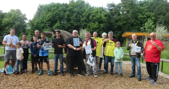 Auf dem Bild von links: Trainer Christian Homann, Mutter Krause, Box-
Trainer Marcin Cwiklinski, Aron u.  Meisterboxer Jermaine  Krause,
Zoo-Direktor Dr. Frank Brandstätter, DBS-Vorsitzender Dieter Schumann, Ehrenvor-
standsmitglied Peter Torlop mit seiner Gattin Elke, Altmeister Berndt
Ziegler, Peter Möcke und Boxmanager Günter Hundsbüscher.
Bild: DBS 20/50
