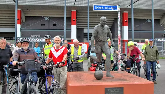 Am Helmut-Rahn-Denkmal vor dem Stadion an der Hafenstraße machten die Radlerinnen und Radler Station und nahmen ein Gruppenfoto auf.  | Foto: Kirchenkreis Essen/Rainer Kipka