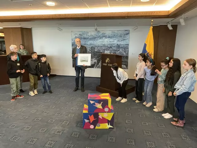 Dr. Strahl zeigt stolz ein bild v. Thomas Plassmann - davor liegen Kartons mit Kranichen... | Foto: Privat