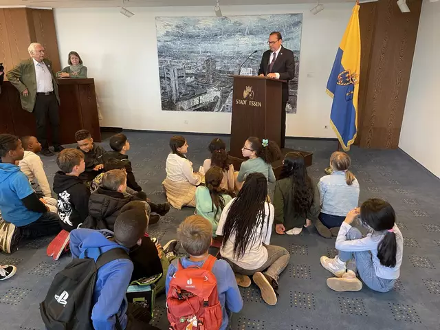 Oberbürgermeister Thomas Kufen lobt die Bodelschwingh-Grundschüler | Foto: Privat