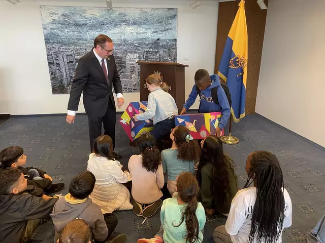 Schüler*innen zeigen OB Thomas Kufen einige Kartons mit Kranichen... | Foto: Privat