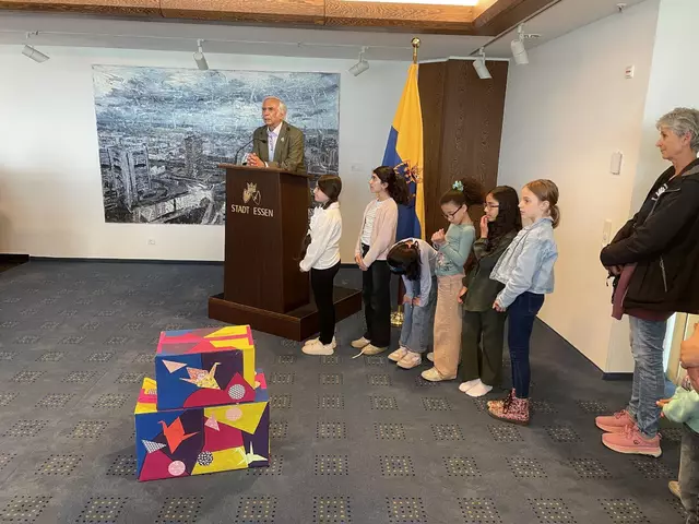 Mehmet Bingöllü, Schulrektorin Hannelore Herz-Höhne +
Schülerinnen, die Kartons zeigen mit 1300 Papie-Kranichen | Foto: privat