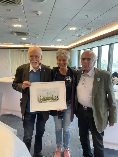 Dr. Pepping , Rektorin Hannelore Herz-Höhne, Mehmet Bingöllü zeigen ein Bild von Thomas Plassmann | Foto: Privat