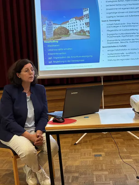 Die Palliativärztin Karin Werner referiert zum Thema Palliative Betreuung