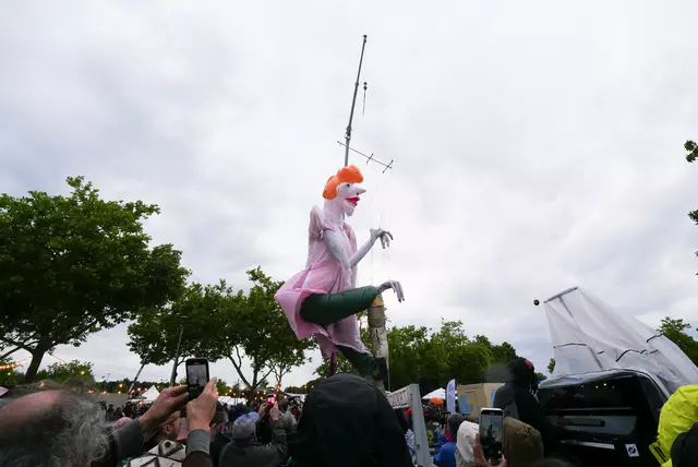 Inszenierung "Der Kasper schlägt die Fliegen tot" mit der 16 Meter hohen Figur | Foto: @Nils Brinkmeier @mœrs festival