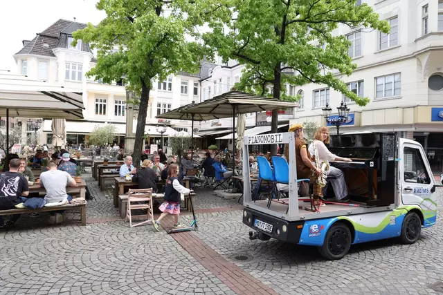 Das Pianomobil mit Maya Dunietz am Piano sorgt in der Stadt für gute Stimmung | Foto: @Kropp @mœrs festival