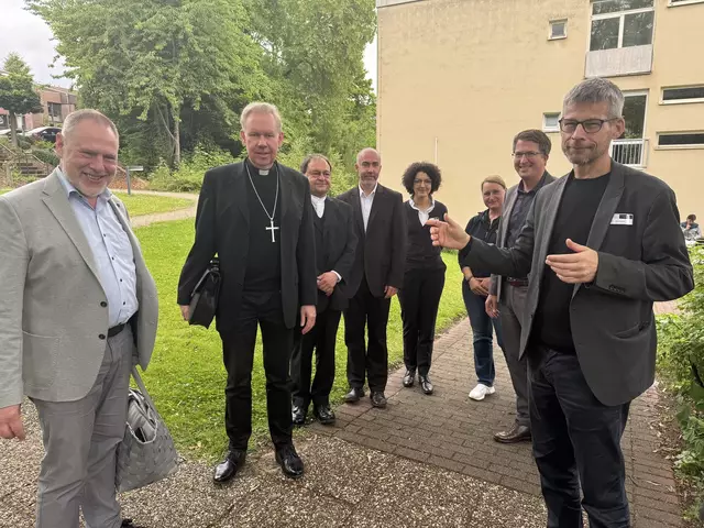 Weihbischof Dr. Andreas Geßmann wurde im St. Elisabeth-Krankenhaus Niederwenigern von der Betriebsleitung empfangen. | Foto: Corinna Bach, KKRH