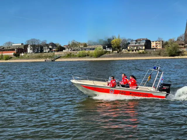 Einsatzbereit für die Sicherheit am Wasser: Die Wasserwacht des DRK Kreisverbands Niederrhein patrouilliert auf dem Rhein – und warnt eindringlich vor den oft unterschätzten Gefahren beim Baden in Flüssen und Baggerseen. Verantwortungsvolles Verhalten kann Leben retten. | Foto: DRK KV Niederrhein e. V.