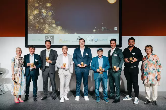 Sören Mundt (Bildmitte) wurde am 12. Juni 2025 auf dem Zeche Zollverein Areal in Essen mit dem Siegel „Unternehmer der Zukunft“ ausgezeichnet. Ganz rechts im Bild: Brigitte Zypries, Bundeswirtschaftsministerin a.D. und Schirmherrin der Veranstaltung. | Foto: Offenblende/Nils