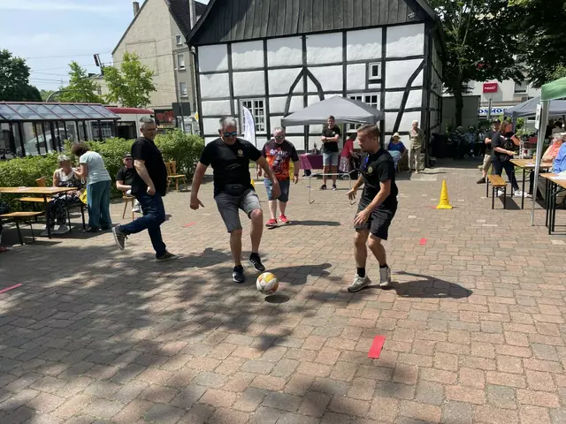 Auch die Gehfußballer von den Dortmunder Löwen- Brackel 61 und... | Foto: Ulrike Klotz