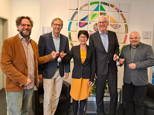 Freude über die gelungene Ostereier-Aktion (v. l.): Axel Bitterlich, Pressesprecher des Kinderschutzbundes Essen, Wolf Rube, Schatzmeister Hilfswerk des Lions Clubs Kettwig-Auf der Höhe, Susanne Schwichtenberg, Thomas Schwichtenberg, 1. Vizepräsident Lions Club Kettwig-Auf der Höhe, und Martin Hollinger, Fachbereichsleitung Bildung und Förderung.  | Foto: DKSB Essen