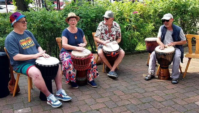 ... die Djembe-Trommler Jakobus sorgten für gute Stimmung auf dem Kirchplatz in Brackel.