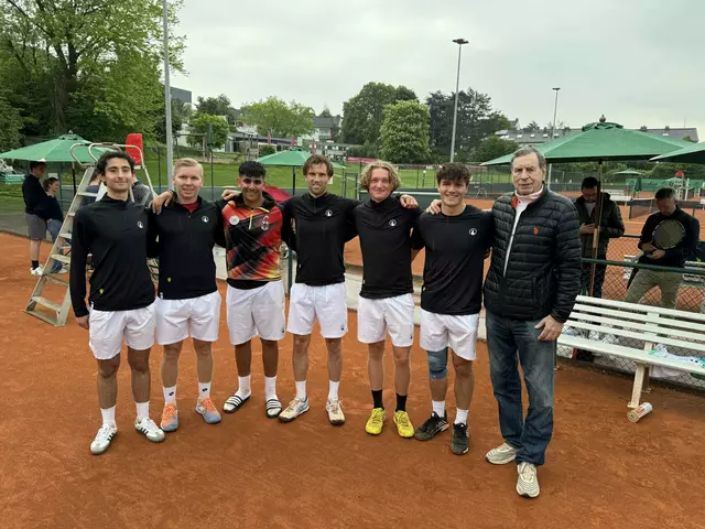 Die 1. NBV-Herren gewinnen mit 7:2 gegen den Sportpark Moers-Asberg und machen bereits am vorletzten Spieltag den Aufstieg in die 1. Verbandsliga klar. Von links nach rechts:  Maximilian Jacob, Fyn Franke, Ilian Mechbal, Tim van den Dijssel, Matthieu Wehner, Mika Berghaus und Coach Detlev Irmler. Es fehlen: Jurriaan Bol und Mark Joachim.
 | Foto: Ihlo (Netzballverein)