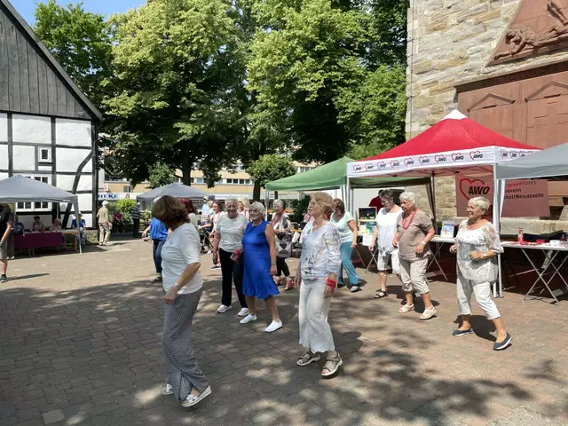  Trotz hochsommerlicher Temperaturen während des Aktionstages "In Brackel ist was los... Sei dabei!" lud die Tanzgruppe 60+Brackel... | Foto: Ulrike Klotz