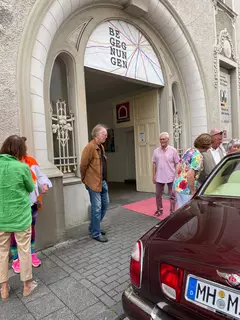 Ankunft Pino Guiseppe vor dem Portal der Villa Artis - mit "Bruno Bentley" dem Paradefahrzeug vom "Amt für weiterbildende Fantasie" | Foto: Mülheimer Kunstverein und Kunstförderverein KKRR