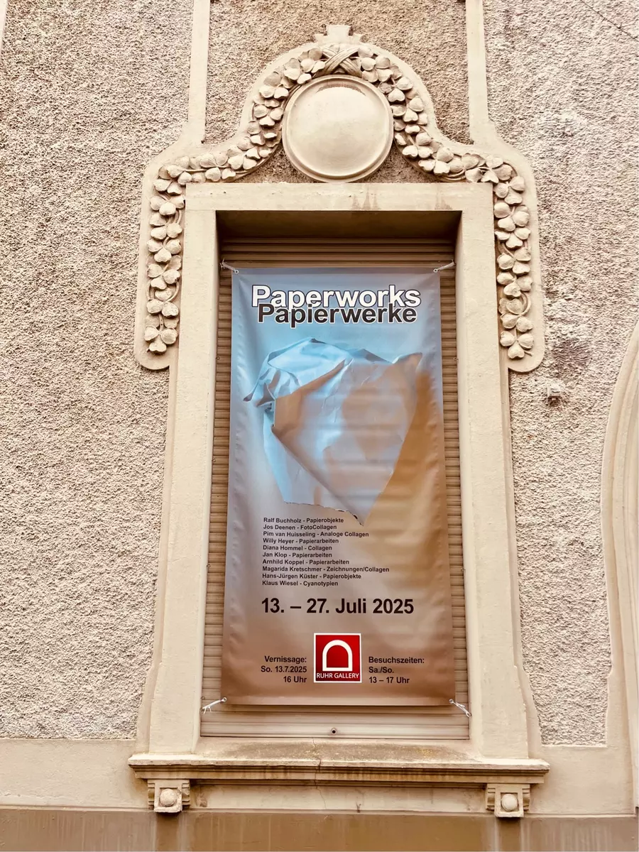 Ankündigung der nächsten Schau in der Ruhr Gallery 13. bis 27. Juli 2025 "PAPERWORKS" mit Ralf Buchholz - Papierobjekte
Jos Deenen - FotoCollagen
Pim van Huisseling - Analoge Collagen
Willy Heyer - Papierarbeiten
Diana Hommel - Collagen Jan Klop - Papierarbeiten
Arnhild Koppel - Papierarbeiten
Magarida Kretschmer - Zeichnungen/Collagen
Hans-Jürgen Küster - Papierobjekte
Klaus Wiesel - Cyanotypien | Foto: Designerplakat von Klaus Wiesel