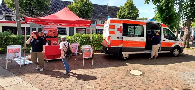 Informationen direkt an den Infostanden, wie hier beim DRK Dortmund oder an den...