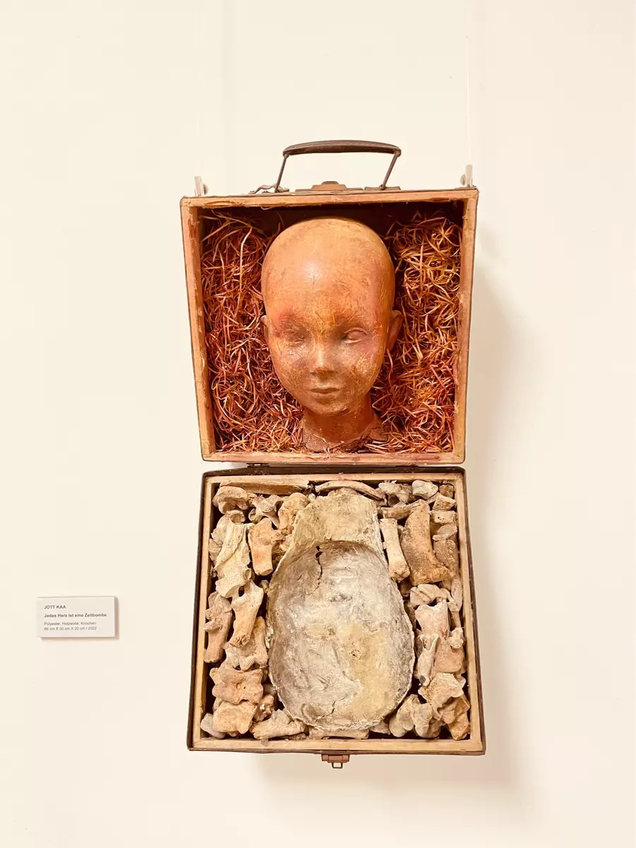 Jott Kaa mit seiner Objektkunst "Jedes Herz ist eine Zeitbombe" ist der Titel | Foto: Jürgen Brinkmann