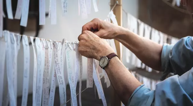 Unter Mitwirkung von mehreren hundert Bürgerinnen und Bürgern ist in den vergangenen Jahren vor der Marktkirche das Mahnmal "Beim Namen nennen" entstanden. Am 23. Juni wird die Aktion vor der Marktkirche fortgesetzt. | Foto: Kirchenkreis Essen/Citykirchenarbeit