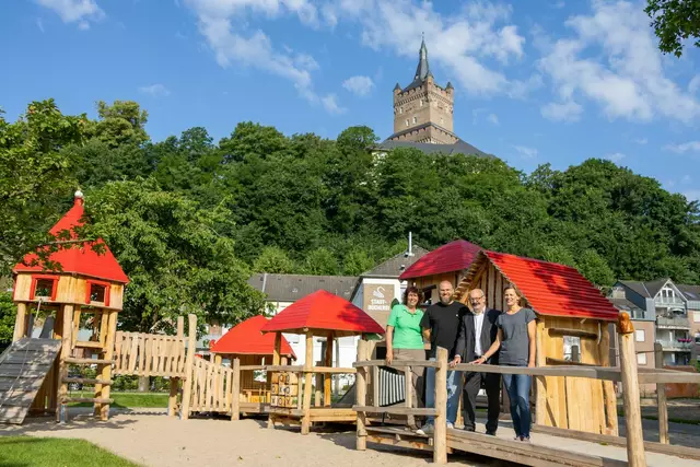 Die Verantwortlichen sind mit dem fertigen Spielplatz zufrieden (v.l.): Heike Püttgen-Evers (Landschaftsbaubetrieb Freiformat), Tobias Knoll (Freiraumplanungsbüro Geo3), Bürgermeister Wolfgang Gebing und Stadtplanerin Hannah Janßen. | Foto: Stadt Kleve