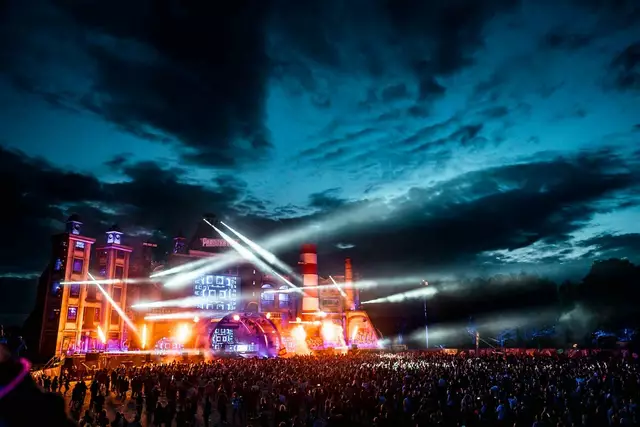 Nachdem im vergangenen Jahr unter großem Jubel die beliebte „Bill’s Factory“ verabschiedet wurde, sehen die Besucher:innen am Festivalfreitag erstmals das komplett neue Design und erleben mit Einbruch der Dunkelheit eine einmalige Opening Ceremony sowie weitere Specials im Rahmen des Jubiläums. | Foto: Niclas Ruehl // PAROOKAVILLE