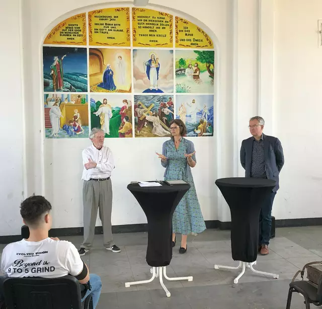 Bildunterzeile: Konrad Göke im Gespräch mit Verena Michael, komm. Schulleiterin Anne-Frank-Gesamtschule und Superintendent Wolfram Syben Foto: Peter Hoeger- Wiedig

