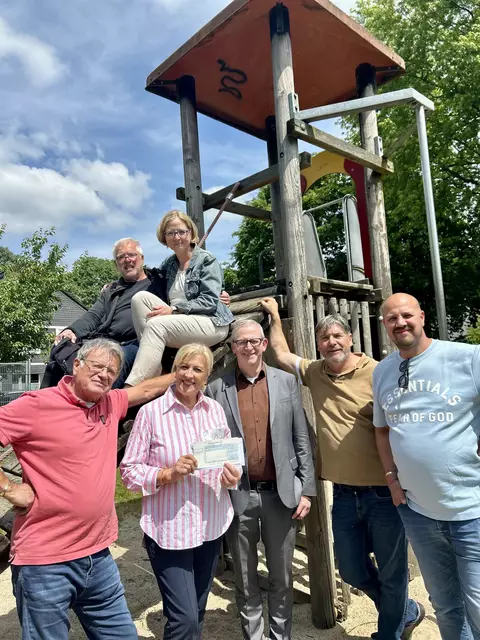 Adolf Hirsch, Michael Toups (Förderverein für Kinder und Jugendliche Platte Heide e.V.), Manuela Schmidt (Abteilungsleiterin Bürgerdienste, Sicherheit und Ordnung), Karola Hirsch, Bür-germeister Dr. Roland Schröder, Michael Burghard und Adolf Hirsch (jun.) auf dem Spielplatz am Hagebuttenweg. Foto: Vanessa Wittenburg/Stadt Menden