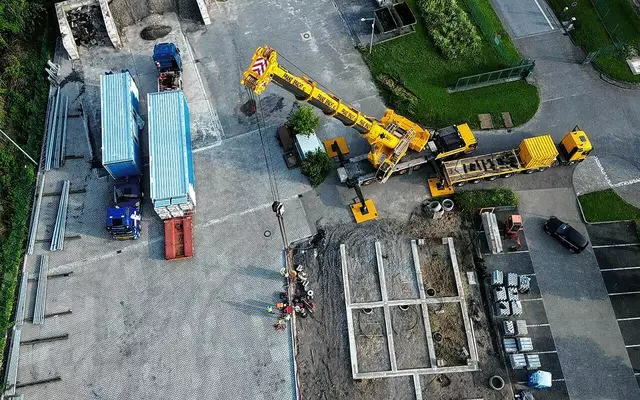 Kran‐Aufbau auf dem Gelände. | Foto: Telemark Telekommunikationsgesellschaft Mark