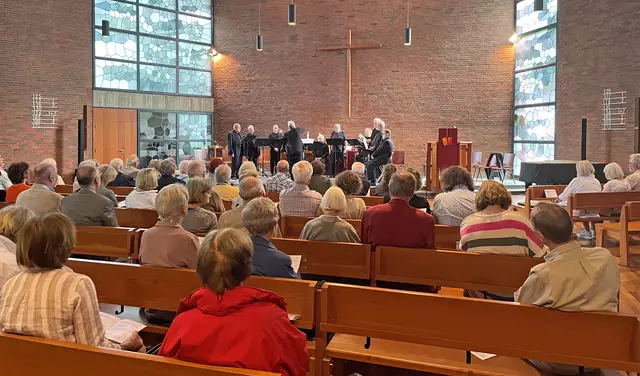 Ein Benefizkonzert in der Kirche Am Heierbusch in Bredney erbrachte 1025 Euro für die Arbeit der Essener Telefonseelsorge. | Foto: Kirchenkreis Essen/privat
