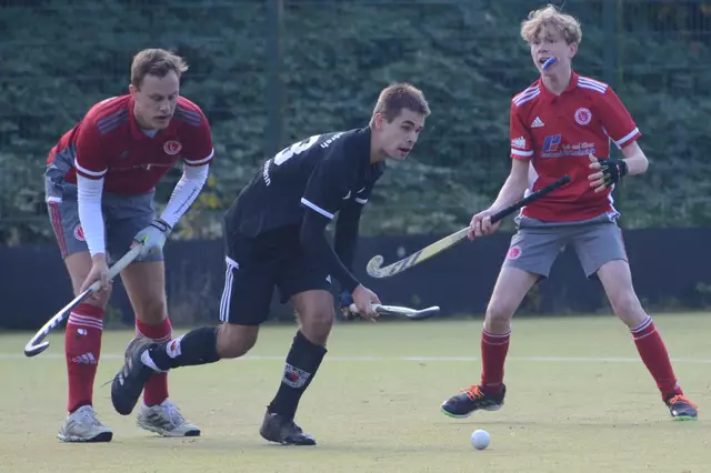 HTC-Stürmer Jan Ackermann setzt sich im Hinspiel gegen zwei Gegenspieler aus Georgsmarienhütte durch.  | Foto: Carsten Ackermann