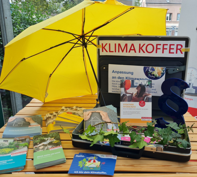 Auch der Klimakoffer, das Online-Angebot der Verbraucherzentrale zu den Themen Starkregen, Begrünung, Hitzeschutz  u.a. war im Jahr 2024 mehrfach Thema, wie hier im Kamener Rathausfoyer oder im Umwelt-und Klimaschutz-Ausschuß.

Mehr Informationen unter www.klimakoffer.de  