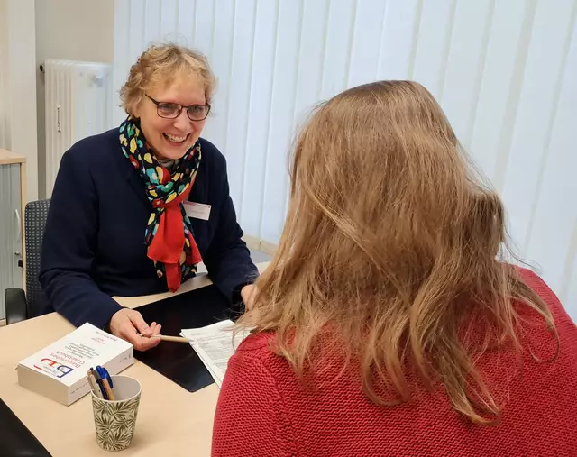 Die Anbieter-neutralen Einzel- und Rechtsberatungen zu verschiedensten Verbraucherthemen sind das "Kernangebot" der Kamener Verbraucherschützerinnen. Hier Beratungsstellenleiterin Astrid Lindner im Gespräch. 