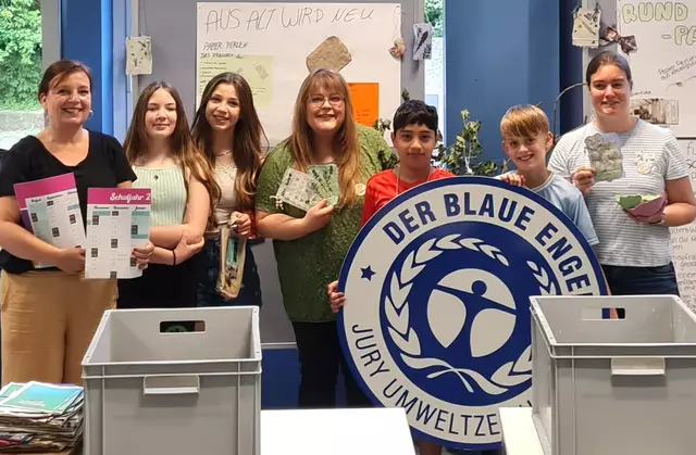 Umweltberaterin Jutta Eickelpasch führt pro Jahr Dutzende Bildungsaktionen durch, hier zum Thema Recyclingpapier in  Kamener Realschule im Rahmen der Projektwoche.  