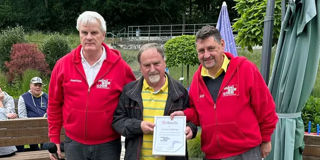Günter Feldhege (Mitte) bei der Übergabe der Urkunde durch den 1. Vorsitzenden Joachim Fröhner (links) und den Geschäftsführer Jürgen Schäfer (rechts).