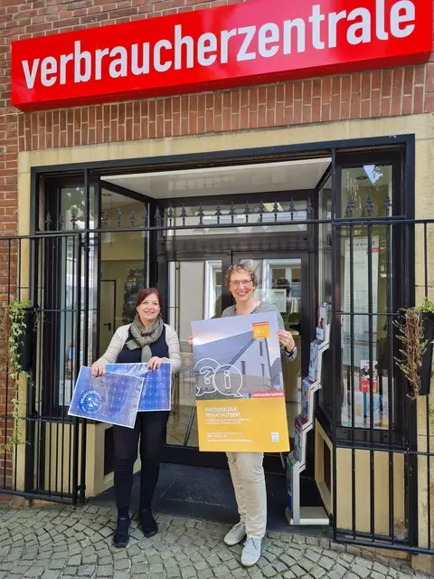 Umweltberaterin Jutta Eickelpasch (links) und Leiterin Astrid Lindner vor der Beratungsstelle in der Kirchstraße 7, - hier bei einem Pressetermin zum Thema "Energetische Sanierung und Photovoltaik". 