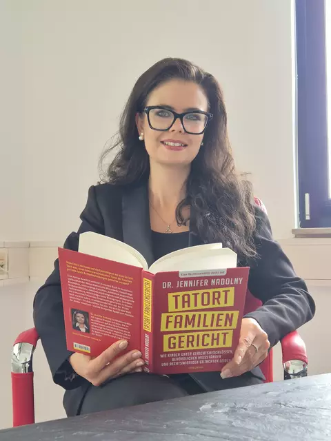 In ihrem neuesten Buch "Tatort Familiengericht" zeigt Rechtsanwältin Dr. Jennifer Nadolny Missstände an deutschen Familiengerichten auf. | Foto: Dabitsch