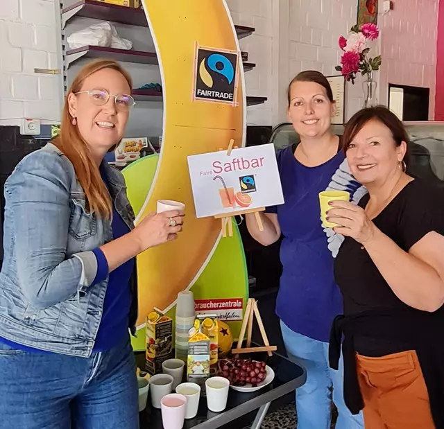 Bei einer multikuturellen Ernährungsaktion der Diesterwegsschule informierte sich auch MdL Silvia Gosewinkel (links) an der Fairen Saftbar der Verbraucherzentrale. Organisatorin Ophelie Lespagnol (Mitte) und Umweltberaterin Jutta Eickelpasch freuten sich über die gelungene Veranstaltung im Freizeitzentrum. 