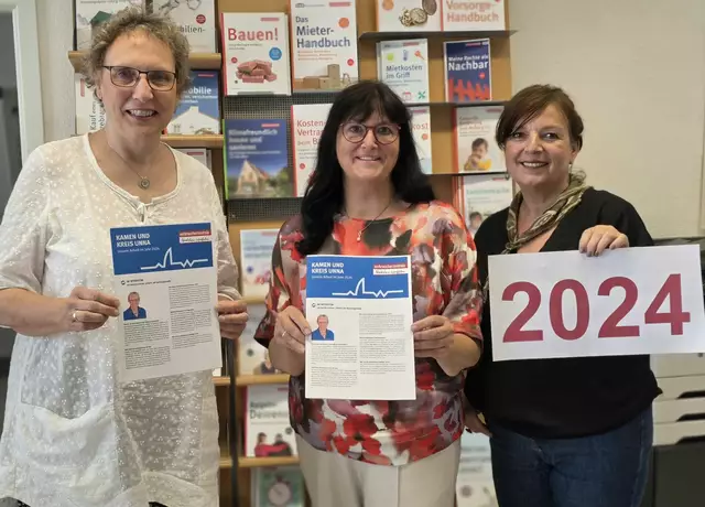 Astrid Lindler (Leiterin der Beratungsstelle, links)  und Jutta Eickelpasch (Umweltberaterin, rechts) stellten Bürgermeisterin Elke Kappen den Jahresbericht 2024 der Verbraucherzentrale Kamen vor. 