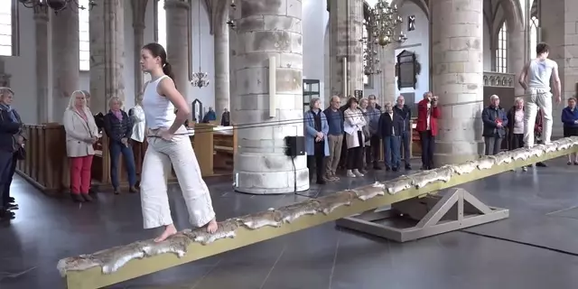 Foto: Diese überdimensionale Wippe kommt zur Nacht der offenen Kirchen in Krefeld zum Einsatz / Sense of Balance, 2021, Interaktive Audioinstallation, Willibrordi-Dom Wesel 2024, Performer*innen: Smila Vita Hoppe & Florian Kreßer, VG Bild-Kunst ©Iris Hoppe 2024