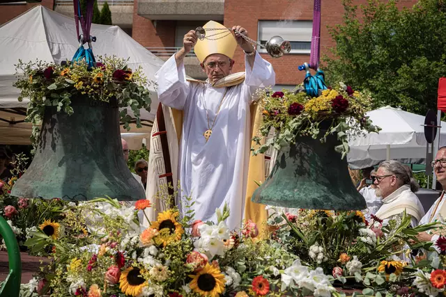 Bischof Dr. Harald Rein mit Weihrauch | Foto: Johannes Hünnemeyer