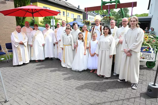 Die anwesenden Geistlichen mit Messdienerinnen und Messdienern sowie den Neugetauften und Kommunionkindern | Foto: Uwe Paulukat
