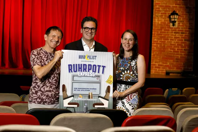 Stefanie Otten-Marré ist die erste Regisseurin eines Mondpalast-Stücks. Mit ihr freuen sich Autor Sigi Domke (l.) und Theaterdirektor Marvin Boettcher auf die Sommer-Komödie „Ruhrpott-Express“.  | Foto: Marco Stepniak