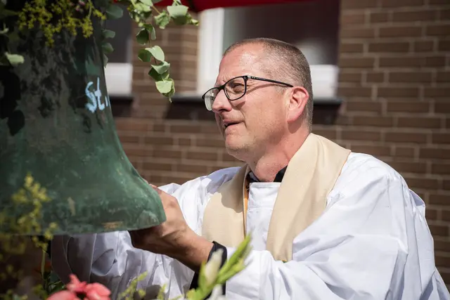 Pfarrer Robert Geßmann schreibt den Namen auf die Glocke St. Martin | Foto: Johannes Hünnemeyer