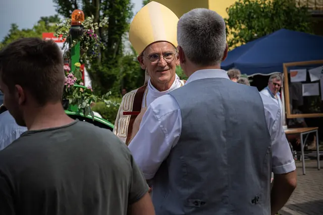 Bischof Dr. Harald Rein im Gespräch mit Gästen | Foto: Johannes Hünnemeyer