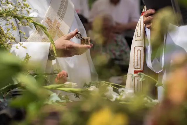 Diakon Stefan Kandels mit dem Chrisam | Foto: Johannes Hünnemeyer