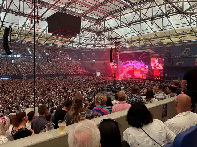 Von wegen alt, die Veltins Arena war gut besucht ... | Foto: Andrea Becker