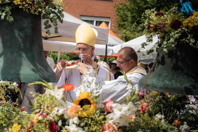 Bischof Dr. Harald Rein spricht das Segensgebet über die Glocken | Foto: Johannes Hünnemeyer